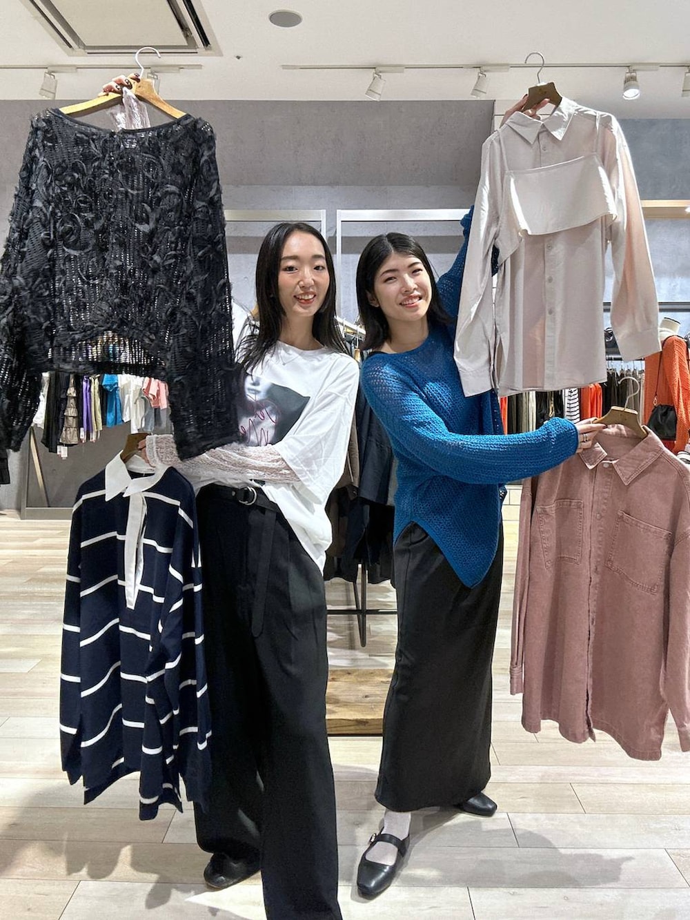 ブルー系のニット/セーター、ベージュ系のシャツ/ブラウス、ピンク系のシャツ/ブラウスを着用したレディースの夏コーディネートの2枚目の写真