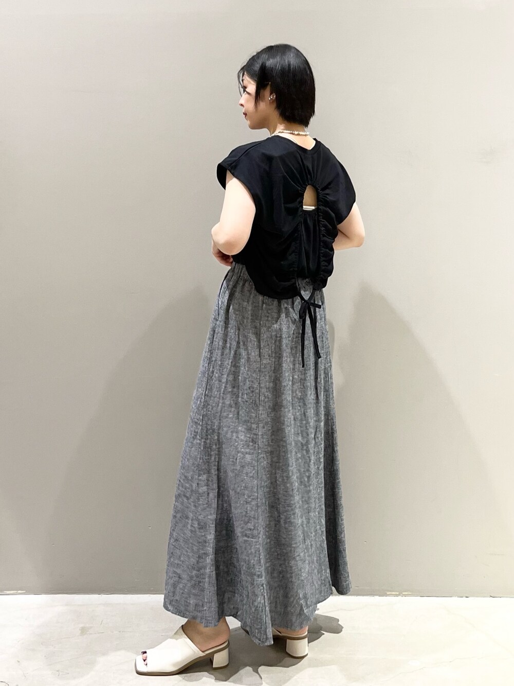 「LEPSIM、レプシィム(LEPSIM)、夏だ！Tシャツ着よう！、マーメイドスカート、リネン、モノトーン、夏コーデ、休日スタイル、お出かけコーデ、バックデザイン、サンダル、リネンスカート、大人カジュアル、プチプラ、シンプルコーデ」｜「LEPSIMのリネン混マーメイドスカート　908508（スカート、ブルー系）」を使った、エムアイさん（レディース・162cm）の夏コーディネートの5枚目の写真