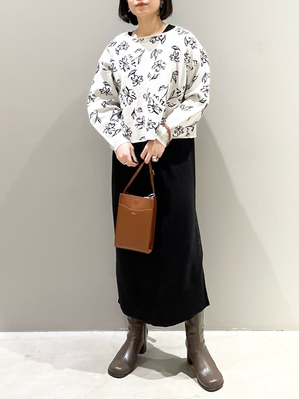 「LEPSIM、レプシィム(LEPSIM)、ニット、モノトーン、スクエアバッグ、春服みてみて、春コーデ、ブーツ、ショルダーバッグ、花柄、ワンピース、ニットワンピース、キレイめカジュアル、シンプルコーデ、着回しコーデ」｜「LEPSIMのオブリークトゥミディブーツ　175491（ブーツ、ブラウン系）」を使った、エムアイさん（レディース・162cm）の春コーディネートの5枚目の写真