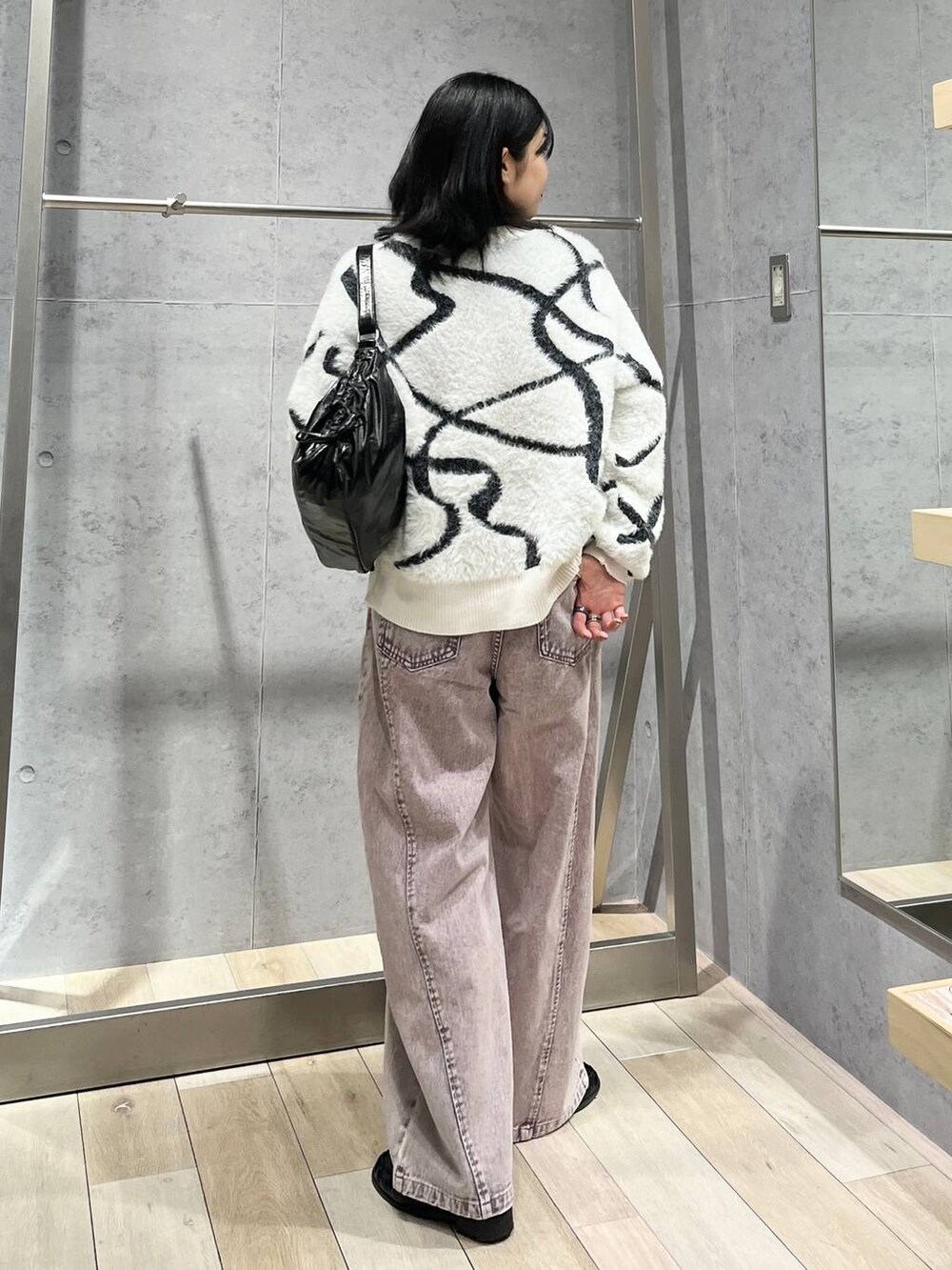 ホワイト系のカーディガン/ボレロ、ブラック系のローファー、ブラック系のショルダーバッグを着用したレディースの冬コーディネートの5枚目の写真