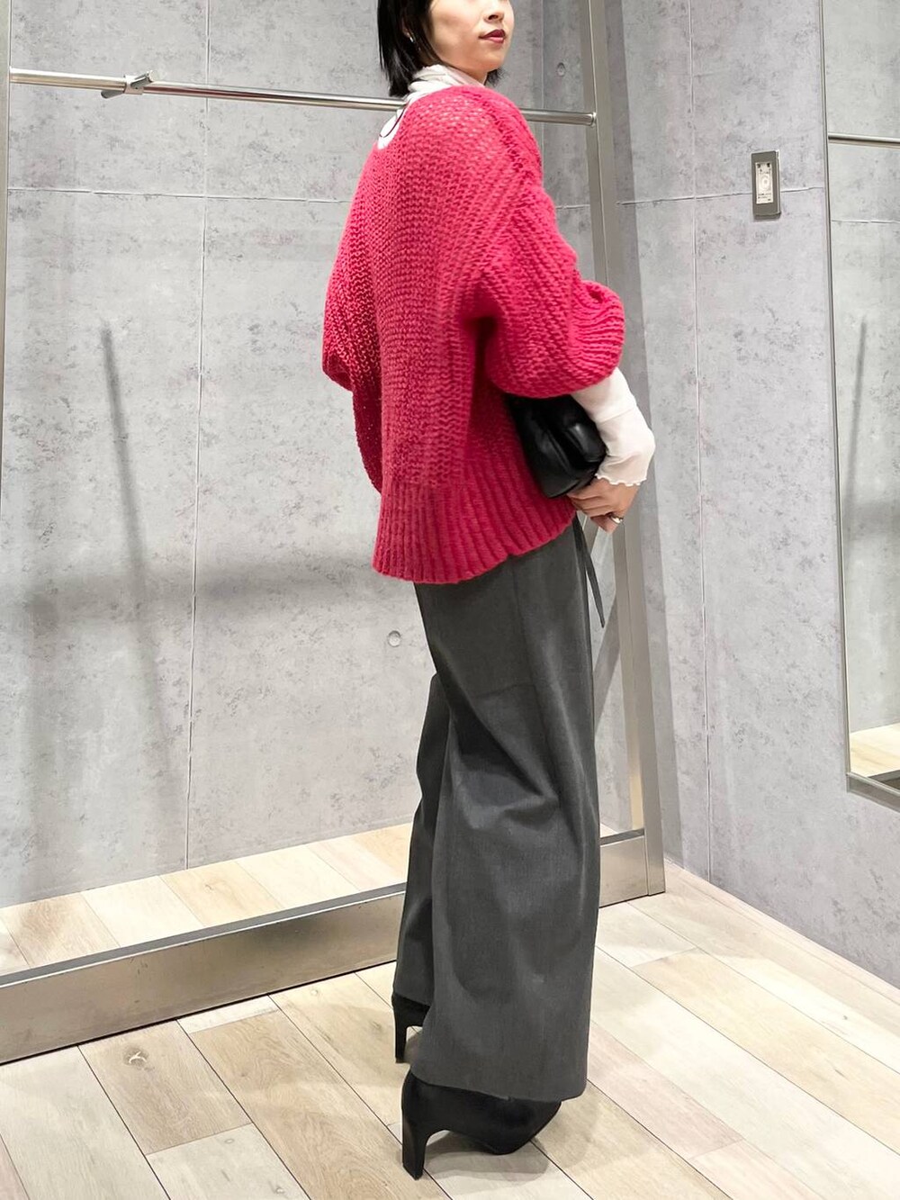 ホワイト系のTシャツ/カットソー、グレー系のその他パンツ、ブラック系のショルダーバッグを着用したレディースの秋コーディネートの4枚目の写真