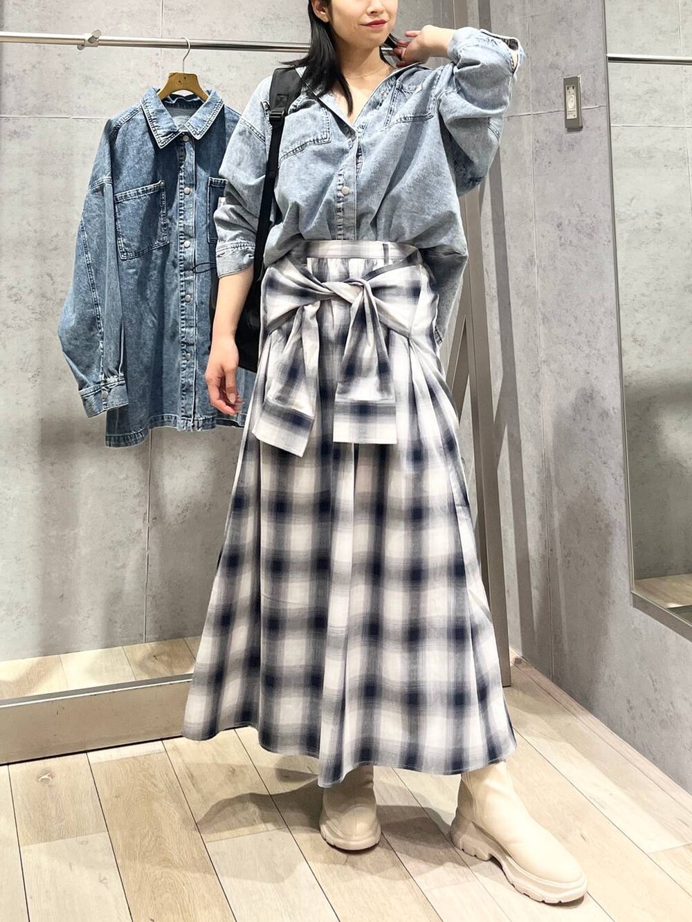 ホワイト系のブーツ、ブルー系のスカート、ブルー系のシャツ/ブラウスを着用したレディースの冬コーディネートの2枚目の写真