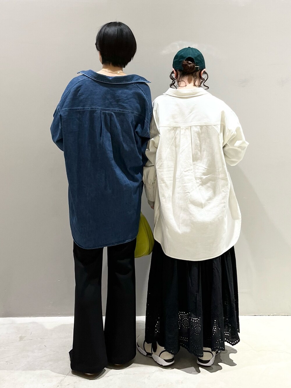 「LEPSIM、レプシィム(LEPSIM)、春服デビュー宣言、ロゴスウェット、シンプルコーデ、デニム、デニムジャケット、きれいめカジュアル、春アウター、ビッグシルエット、シャツスタイル、春服みてみて、スラックス、ニューエラ、休日スタイル」|「LEPSIMの4つの嬉しい機能付き!シアワセパンプス 295881(パンプス、グレー系)」を使った、エムアイさん(レディース・162cm)の春コーディネートの3枚目の写真