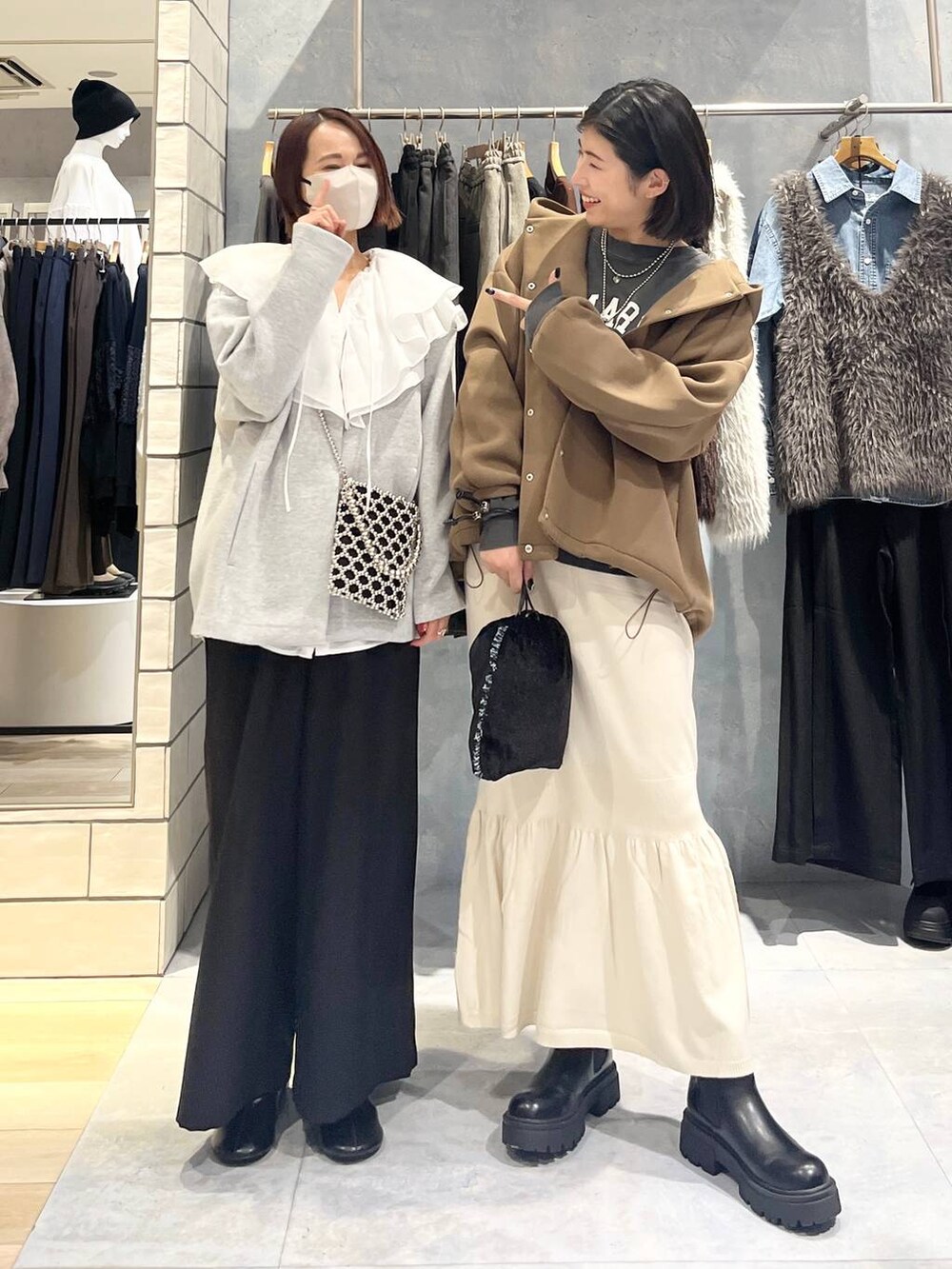 ブラウン系のブルゾン、シルバー系のショルダーバッグ、ブラック系のその他パンツを着用したレディースの秋コーディネートの2枚目の写真