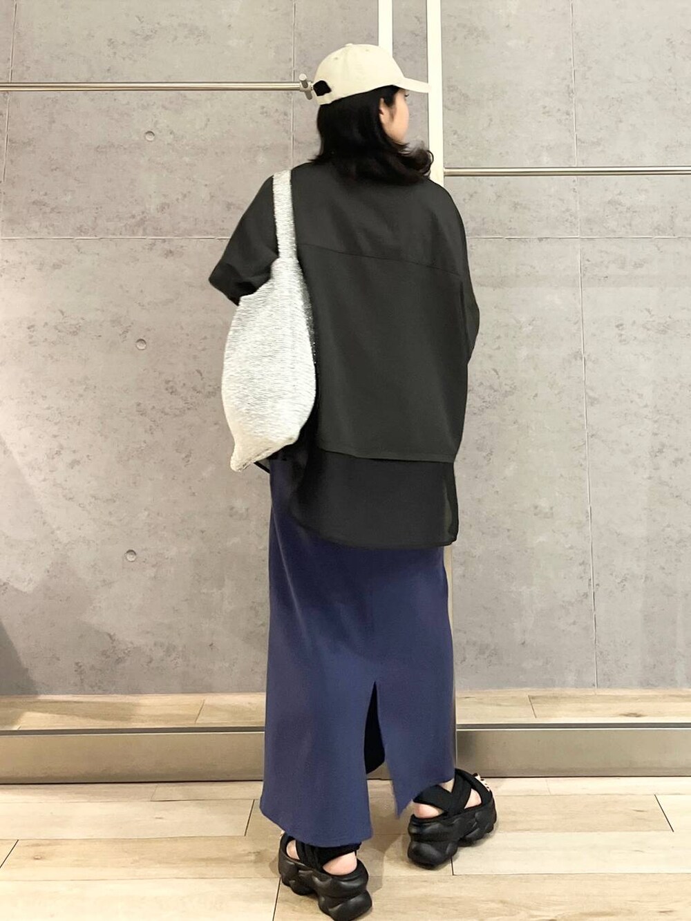 ホワイト系のタンクトップ、ブルー系のスカート、グレー系のシャツ/ブラウスを着用したレディースの夏コーディネートの3枚目の写真