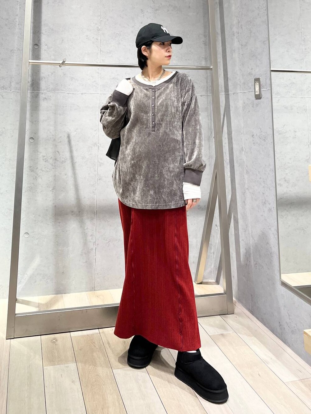 ブラック系のショルダーバッグ、ブラック系のブーツ、グレー系のTシャツ/カットソーを着用したレディースの冬コーディネートの4枚目の写真