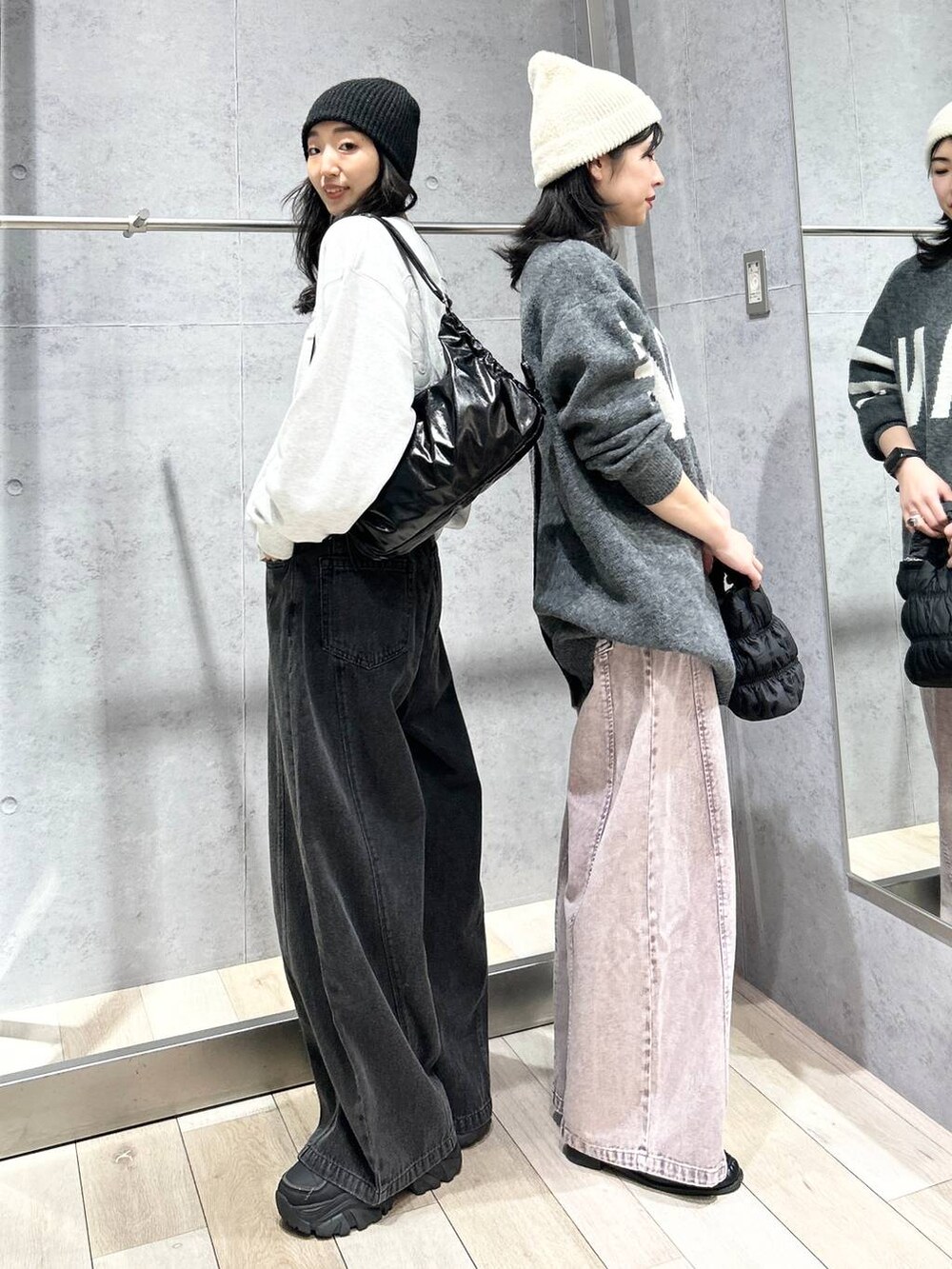 ブラック系のショルダーバッグ、ブラック系のショルダーバッグ、ブラック系のデニムパンツを着用したレディースの冬コーディネートの3枚目の写真