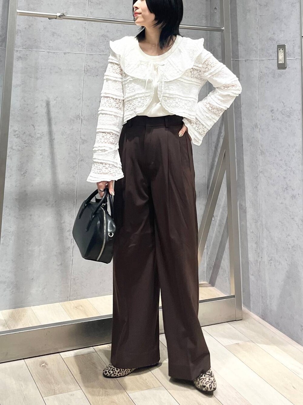 ブラック系のボストンバッグ、その他のバレエシューズ、ホワイト系のタンクトップを着用したレディースの秋コーディネートの4枚目の写真