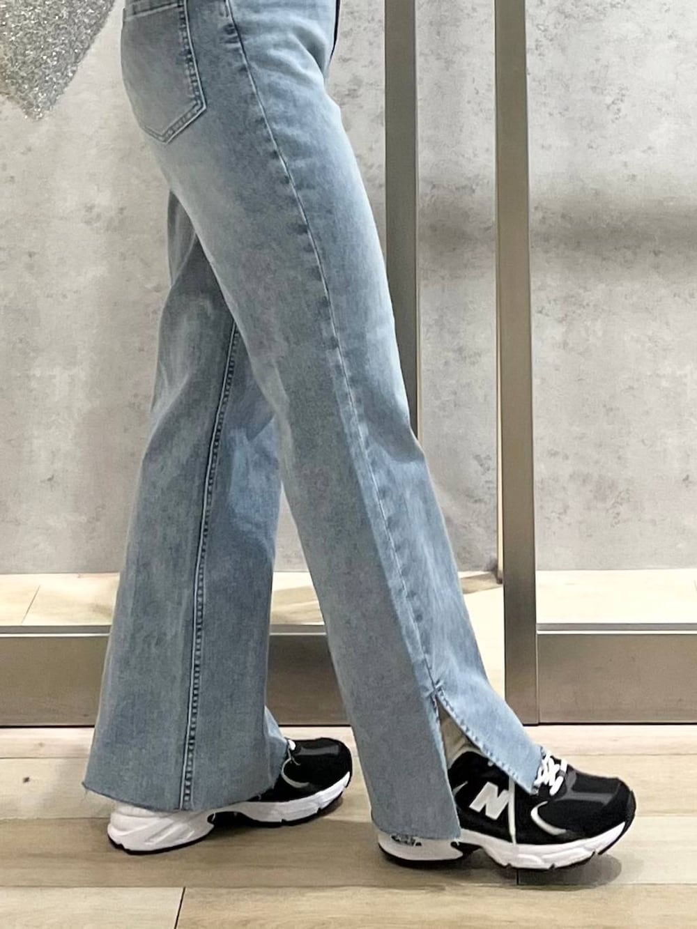 ホワイト系のTシャツ/カットソー、ブルー系のデニムパンツ、シルバー系のショルダーバッグを着用したレディースの秋コーディネートの8枚目の写真