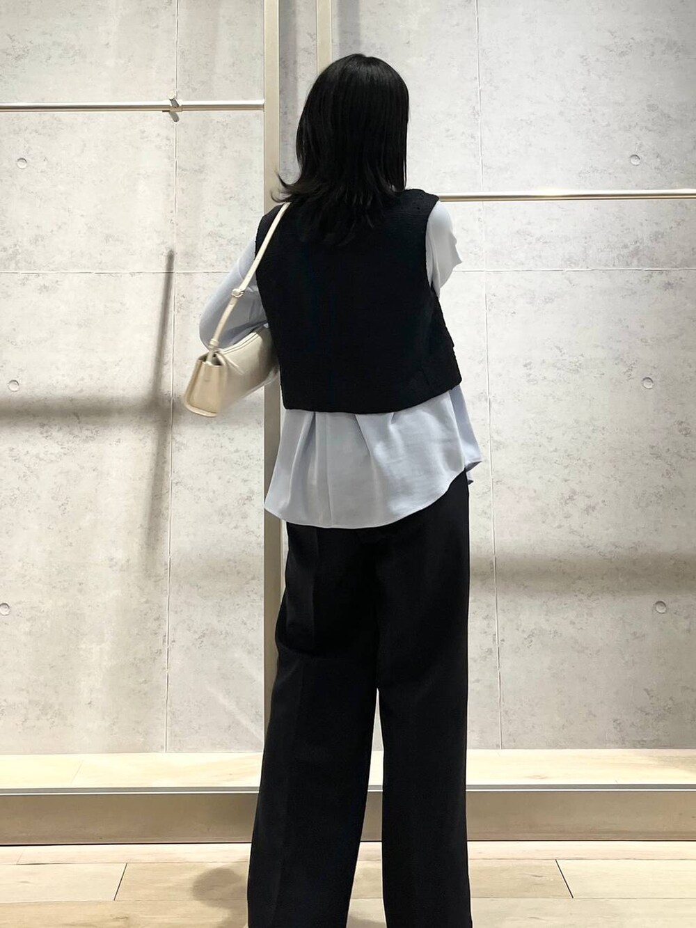 ブルー系のスーツパンツ、ブルー系のシャツ/ブラウス、ブルー系のその他アウターを着用したレディースの冬コーディネートの6枚目の写真