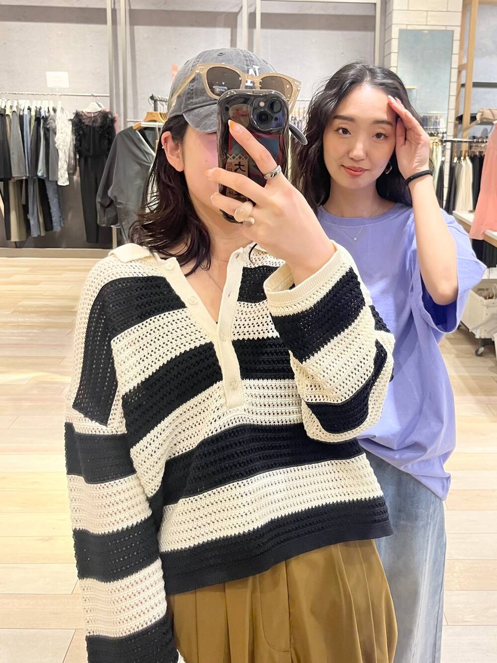 ホワイト系のニット/セーター、ブルー系のデニムパンツ、ホワイト系のスニーカーを着用したレディースの春コーディネートの2枚目の写真