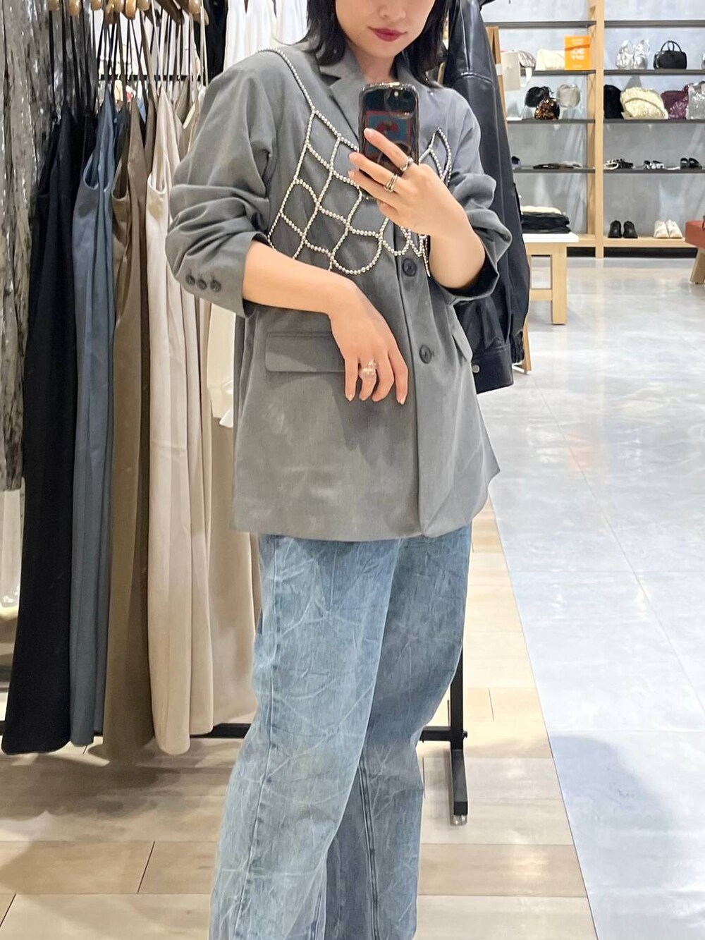 シルバー系のベスト、その他のバレエシューズ、グレー系のテーラードジャケットを着用したレディースの秋コーディネートの5枚目の写真