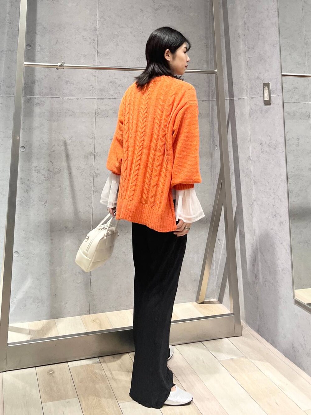 ホワイト系のボストンバッグ、シルバー系のパンプス、ホワイト系のTシャツ/カットソーを着用したレディースの秋コーディネートの3枚目の写真