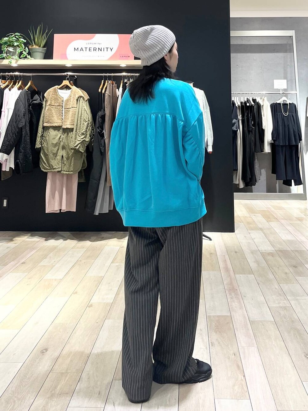 ホワイト系のショルダーバッグ、グレー系のその他パンツ、ブラック系のスニーカーを着用したレディースの冬コーディネートの8枚目の写真