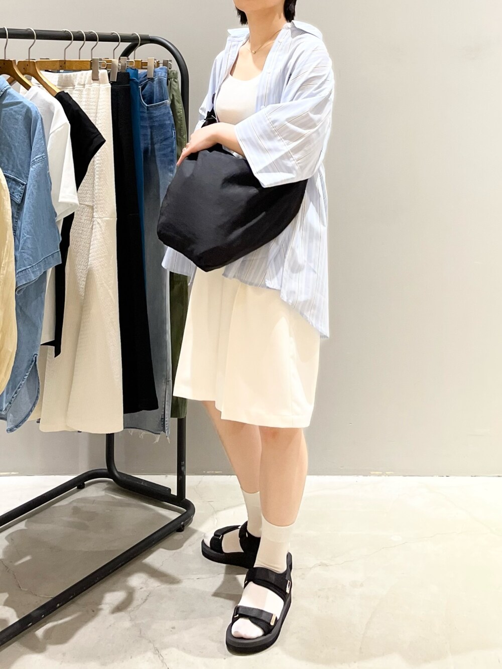 ブラック系のサンダル、ホワイト系のその他パンツ、ブルー系のシャツ/ブラウスを着用したレディースの夏コーディネートの5枚目の写真