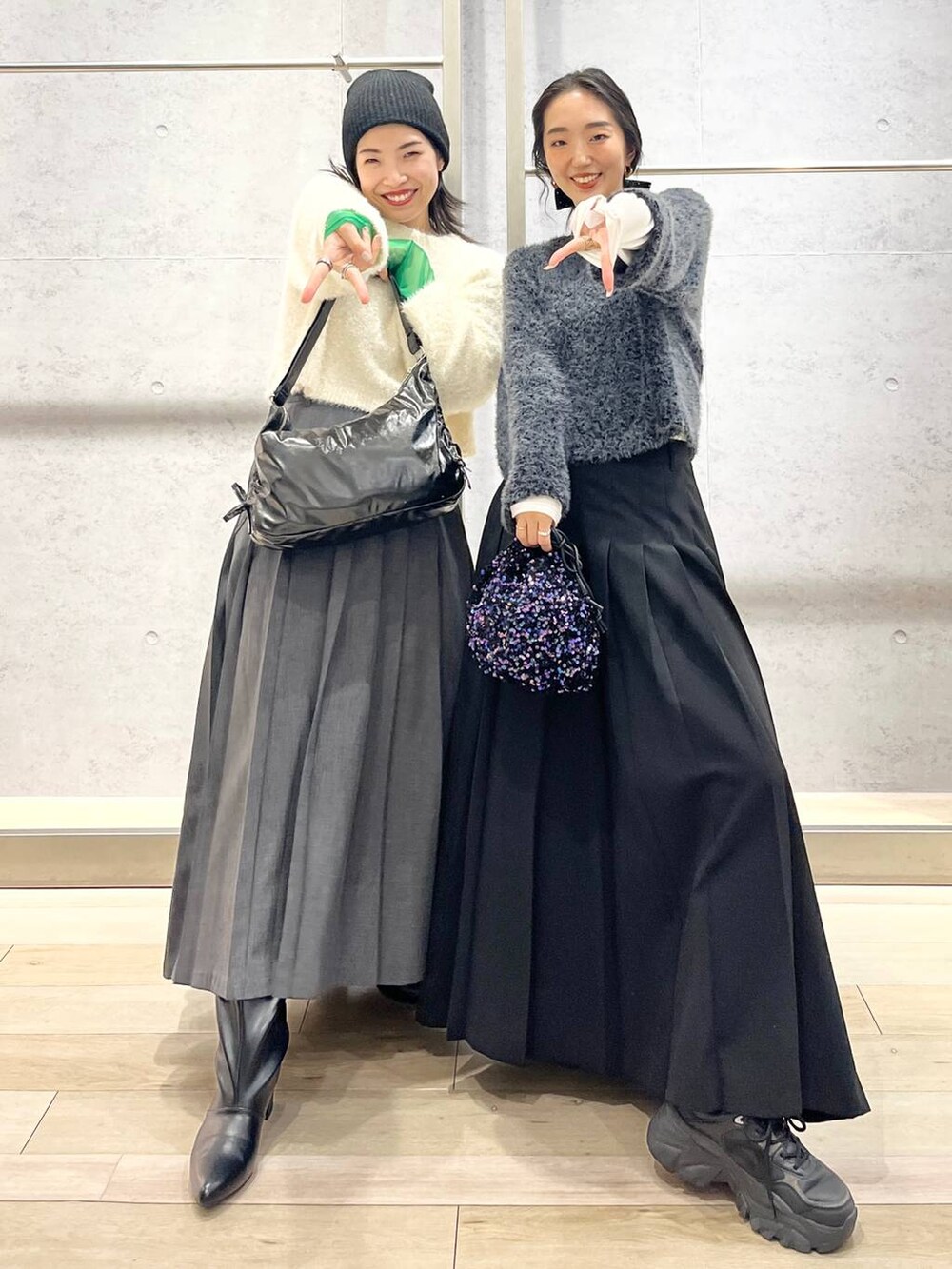 ブルー系のショルダーバッグ、ブラック系のTシャツ/カットソー、ブラック系のブーツを着用したレディースの秋コーディネートの5枚目の写真