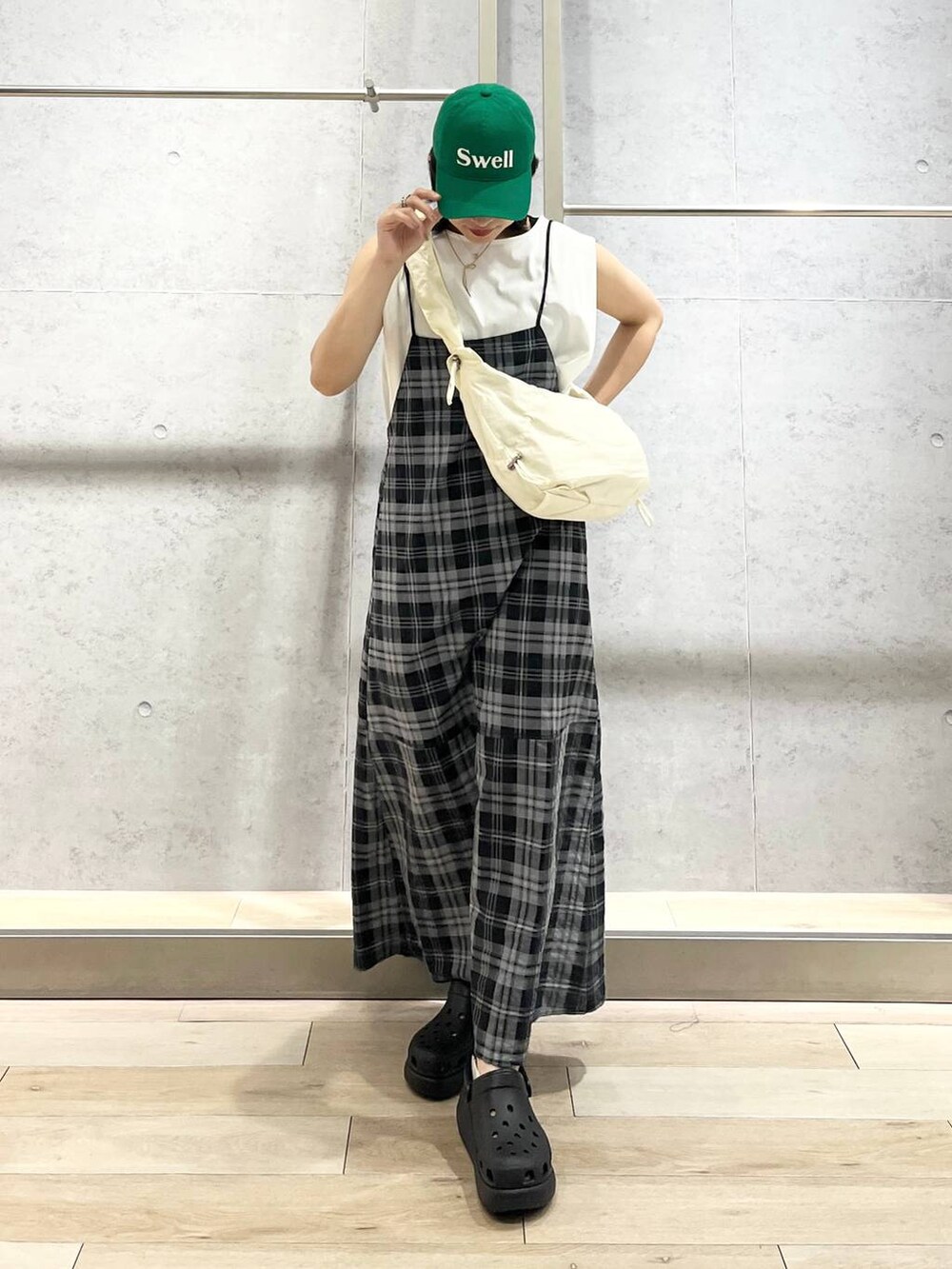 ブラック系のサンダル、ホワイト系のTシャツ/カットソー、ホワイト系のショルダーバッグを着用したレディースの夏コーディネートの6枚目の写真