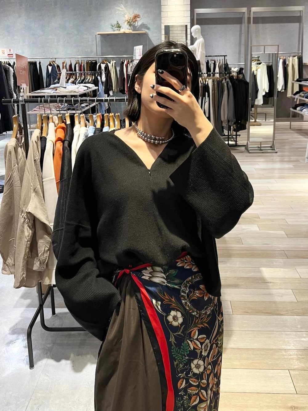 ブラック系のニット/セーター、ブラウン系のその他パンツ、ブルー系のバンダナ/スカーフを着用したレディースの秋コーディネートの2枚目の写真