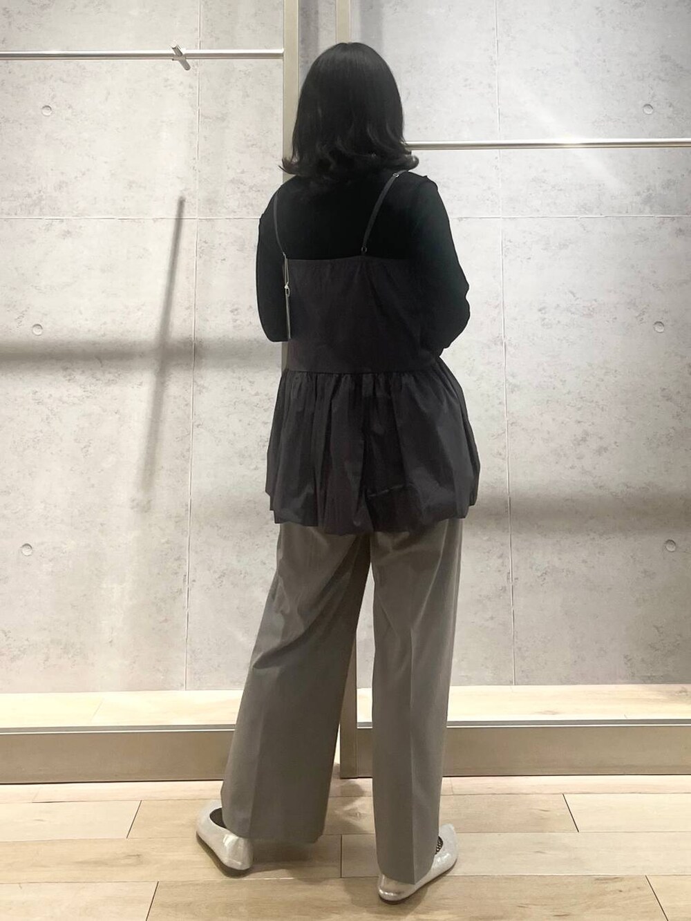 シルバー系のパンプス、ホワイト系のショルダーバッグ、グレー系のその他パンツを着用したレディースの春コーディネートの4枚目の写真