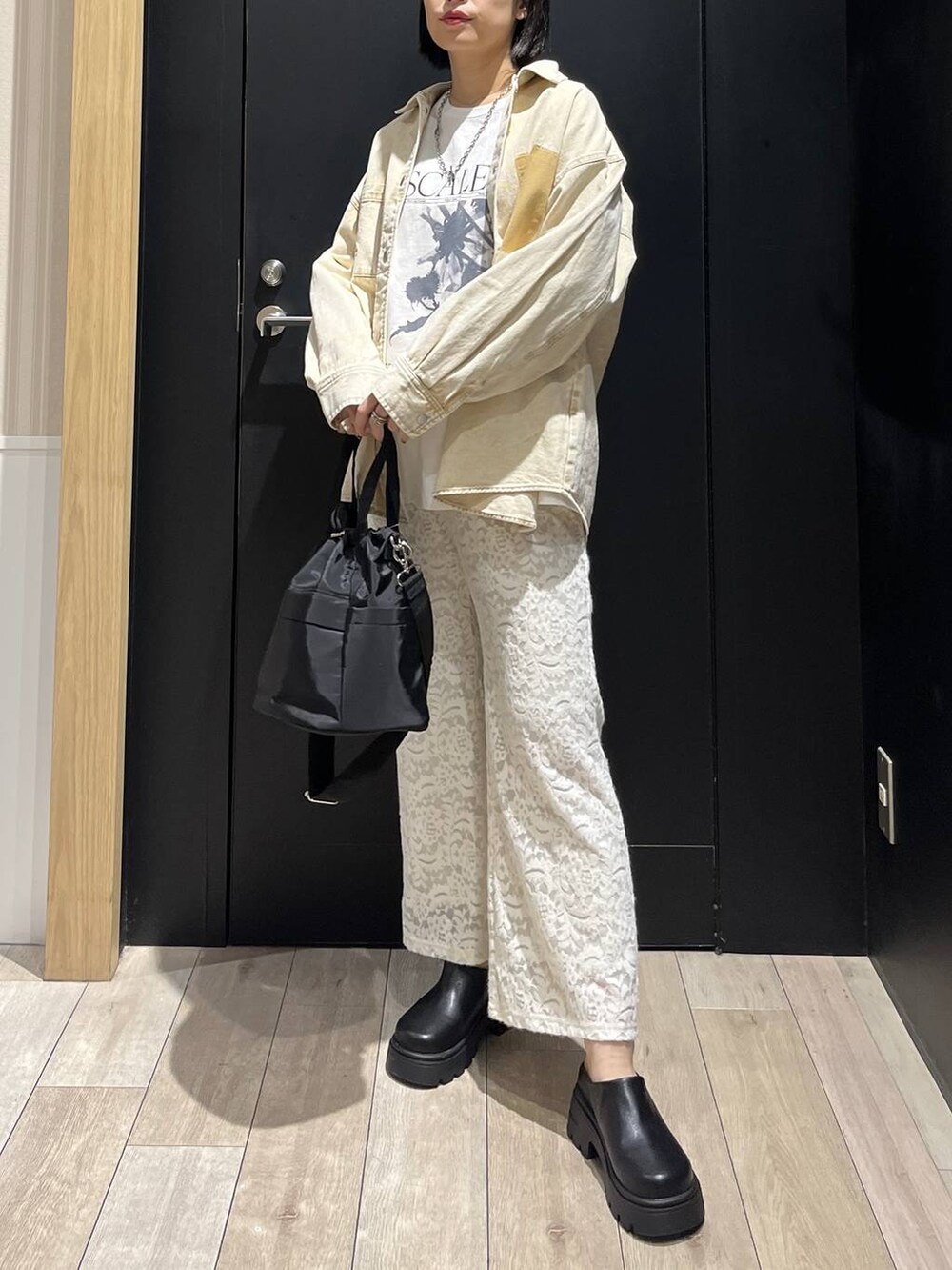 ベージュ系のシャツ/ブラウス、ブラック系のショルダーバッグ、ブラック系のその他シューズを着用したレディースの冬コーディネートの3枚目の写真