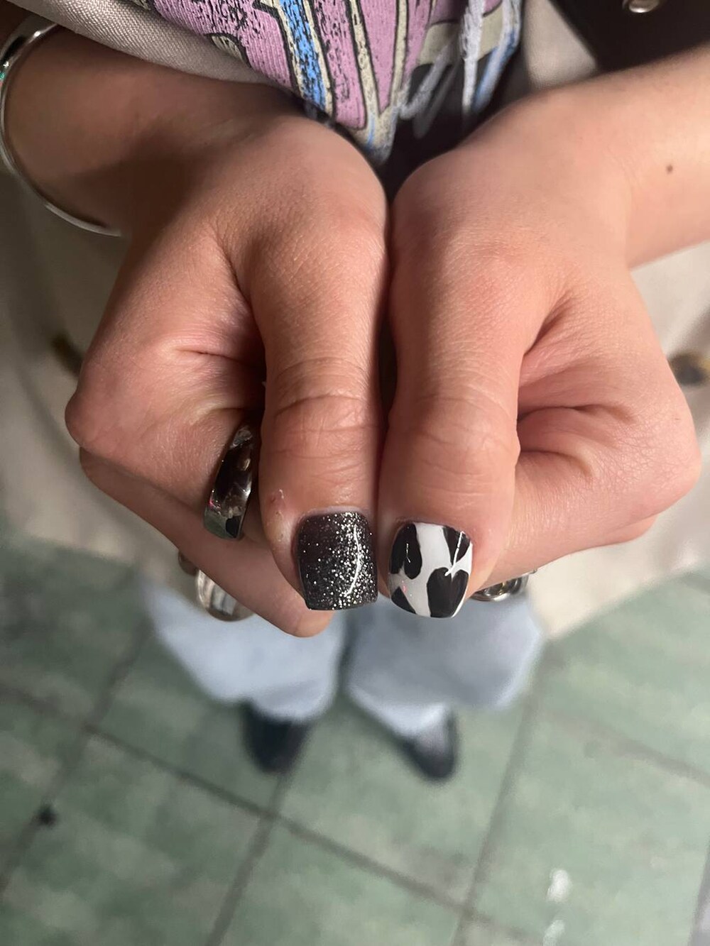 ブラック系のTシャツ/カットソーを着用したレディースの夏コーディネートの2枚目の写真