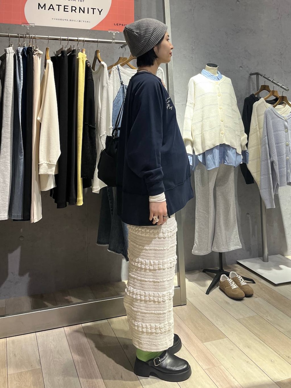 ブラック系のサンダル、ホワイト系のTシャツ/カットソー、ブラック系のトートバッグを着用したレディースの冬コーディネートの3枚目の写真