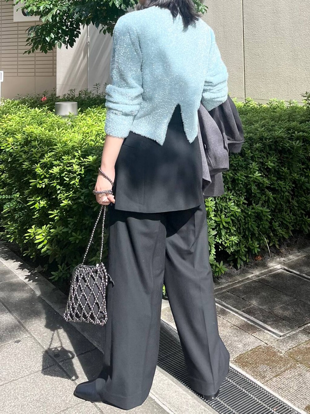 「カジュアル、モード、ベーシック/シンプル、デート/ロマンティック、楽ちんコーデ、女子会、きれいめカジュアル_LEPSIM、LEPSIM、おでかけ、シンプルコーデ、秋コーデ、秋冬新作、冬コーデ、冬アウター、ニット」｜「LEPSIMの【FOR I SERIES】ウーリーテックピーコート　130934（ピーコート、グレー系）」を使った、エムアイさん（レディース・162cm）の秋コーディネートの6枚目の写真