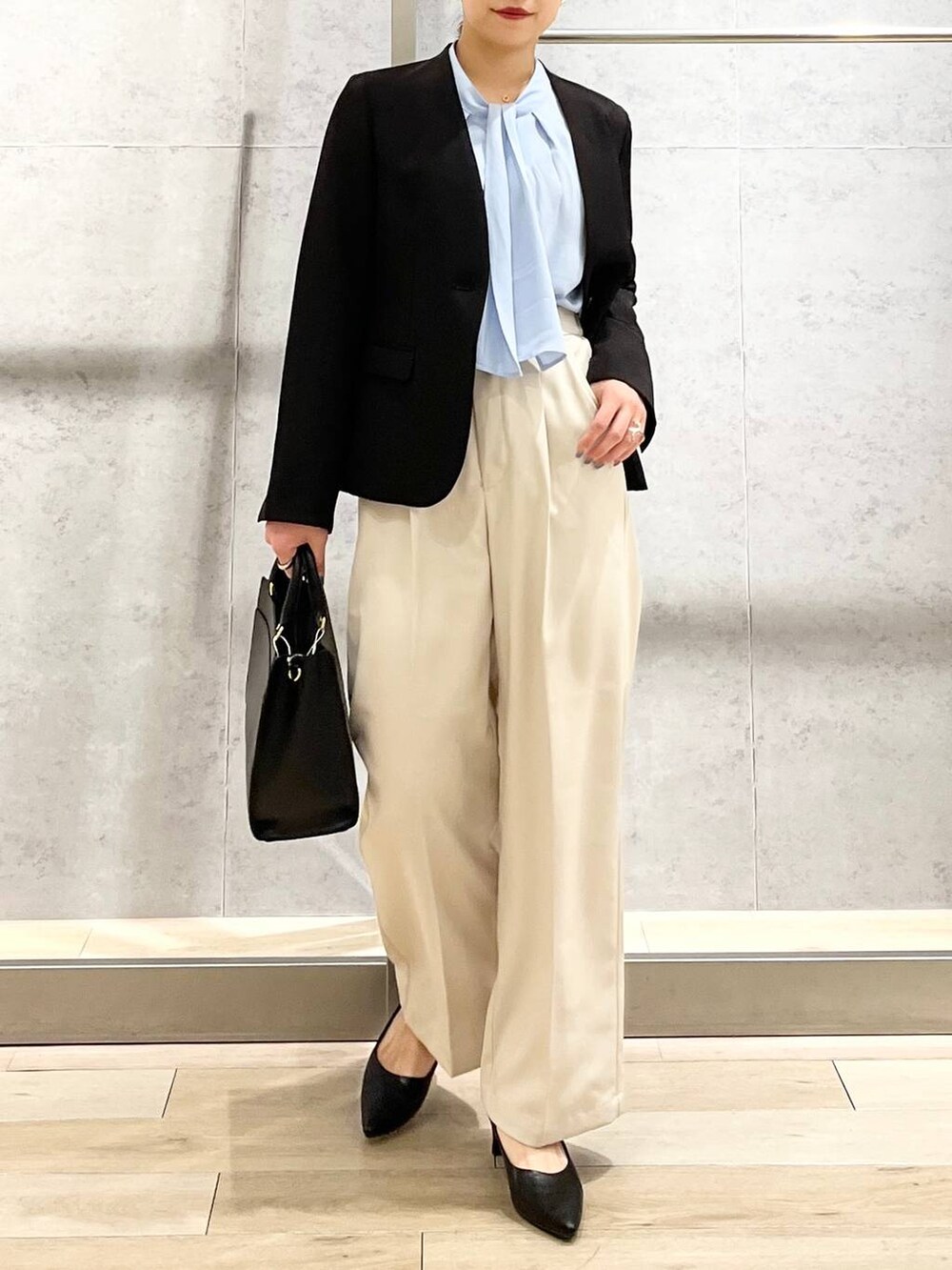 ブルー系のシャツ/ブラウス、ブラック系のノーカラージャケット、ブラック系のショルダーバッグを着用したレディースの冬コーディネートの8枚目の写真