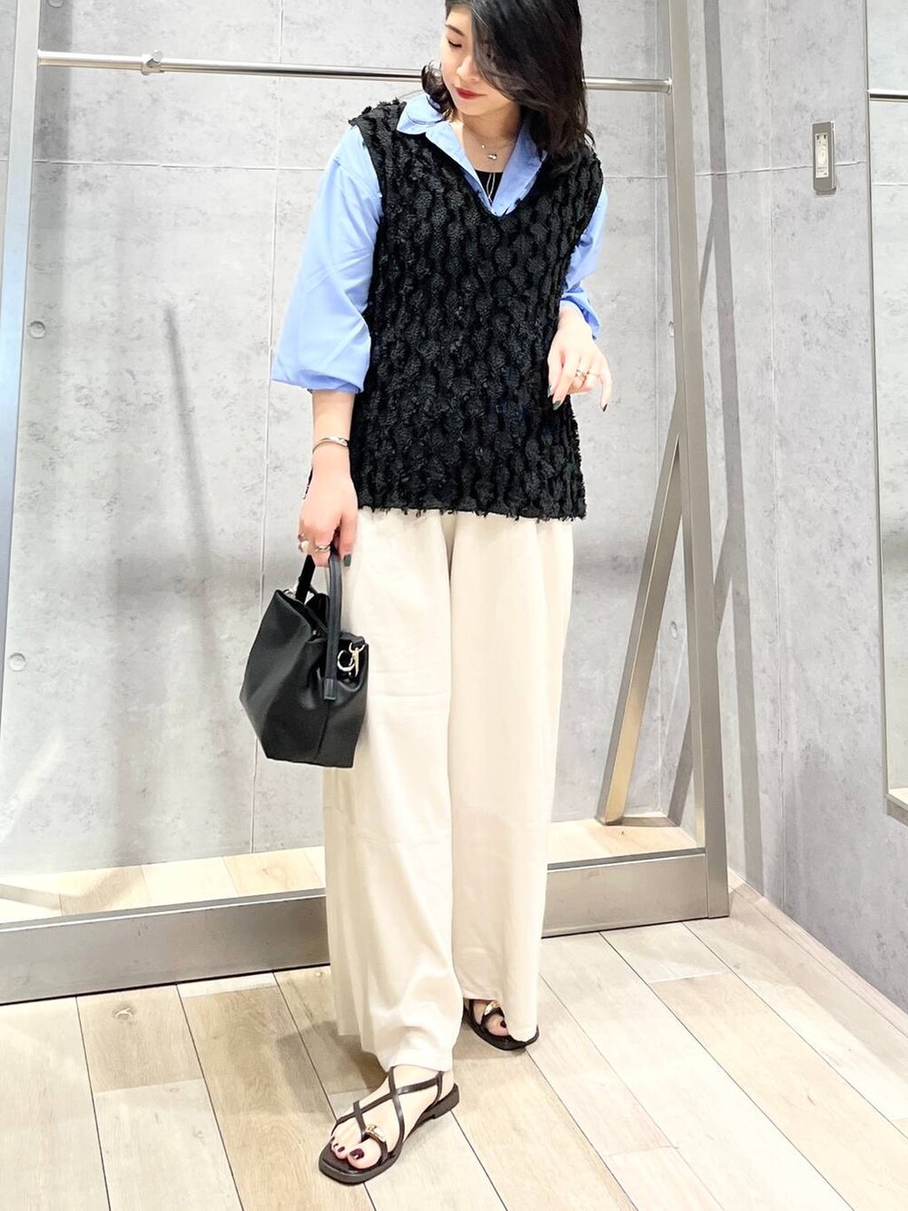 ホワイト系のその他パンツ、ブルー系のシャツ/ブラウス、ブラウン系のサンダルを着用したレディースの春コーディネートの2枚目の写真