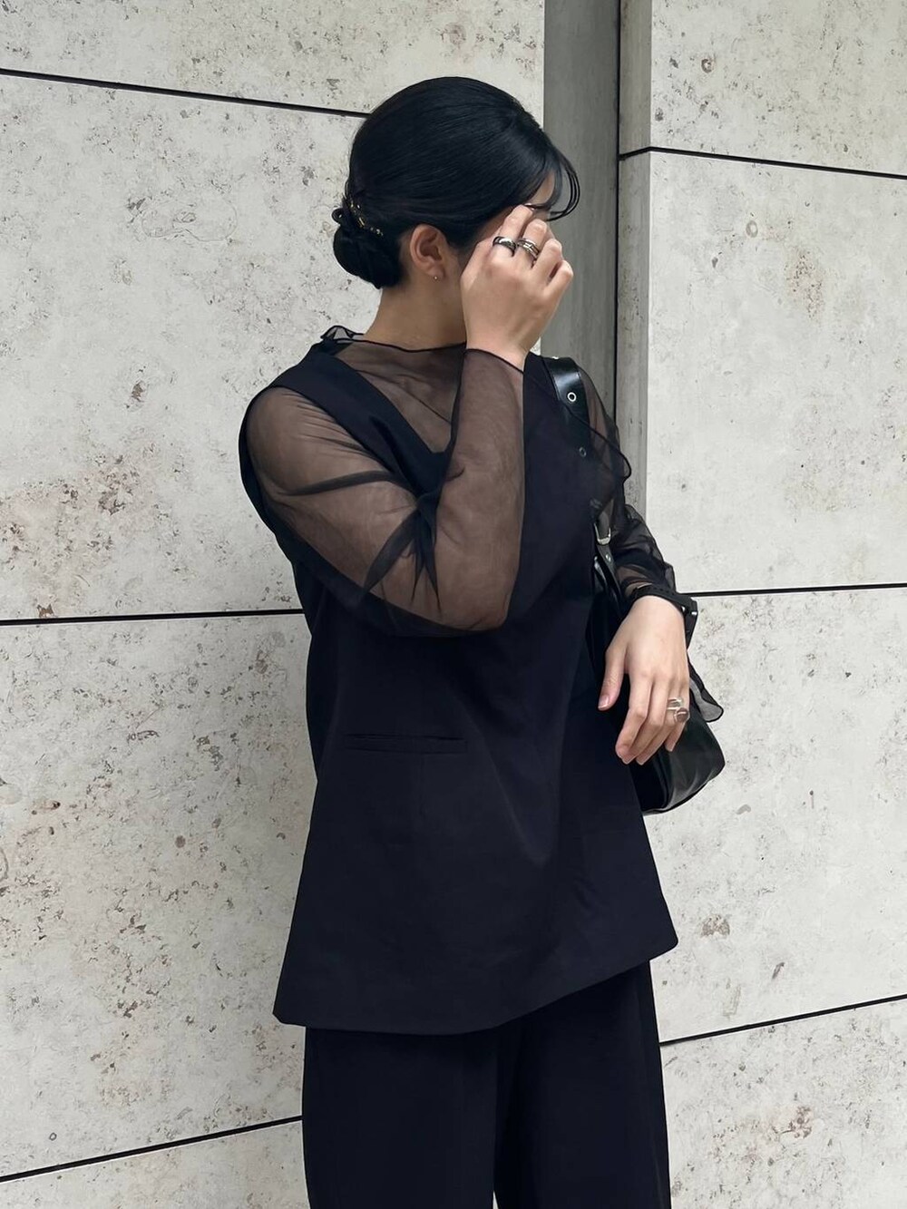 ブラック系のショルダーバッグ、ブラック系のパンツドレスを着用したレディースの秋コーディネートの2枚目の写真