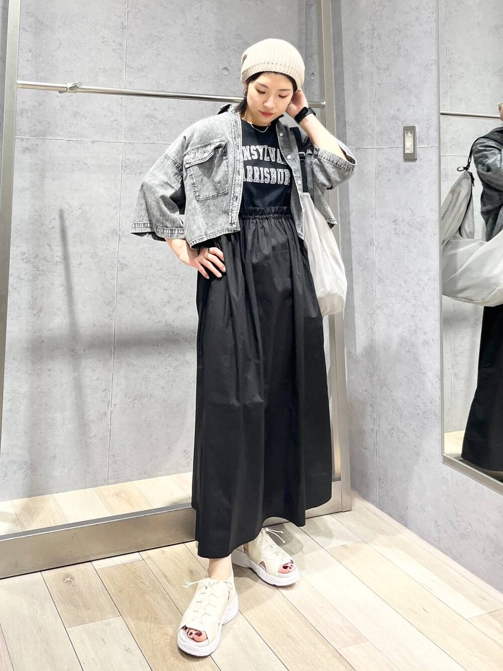 「モノトーン、カジュアル、モード、ベーシック/シンプル、デート/ロマンティック、楽ちんコーデ、女子会、きれいめカジュアル_LEPSIM、LEPSIM、ワンピース、デニムジャケット、シャツ、シャツスタイル、サンダル、ニット帽」｜「LEPSIMのゼロカルスポーツサンダル　105132（サンダル、ホワイト系）」を使った、エムアイさん（レディース・162cm）の春コーディネートの7枚目の写真