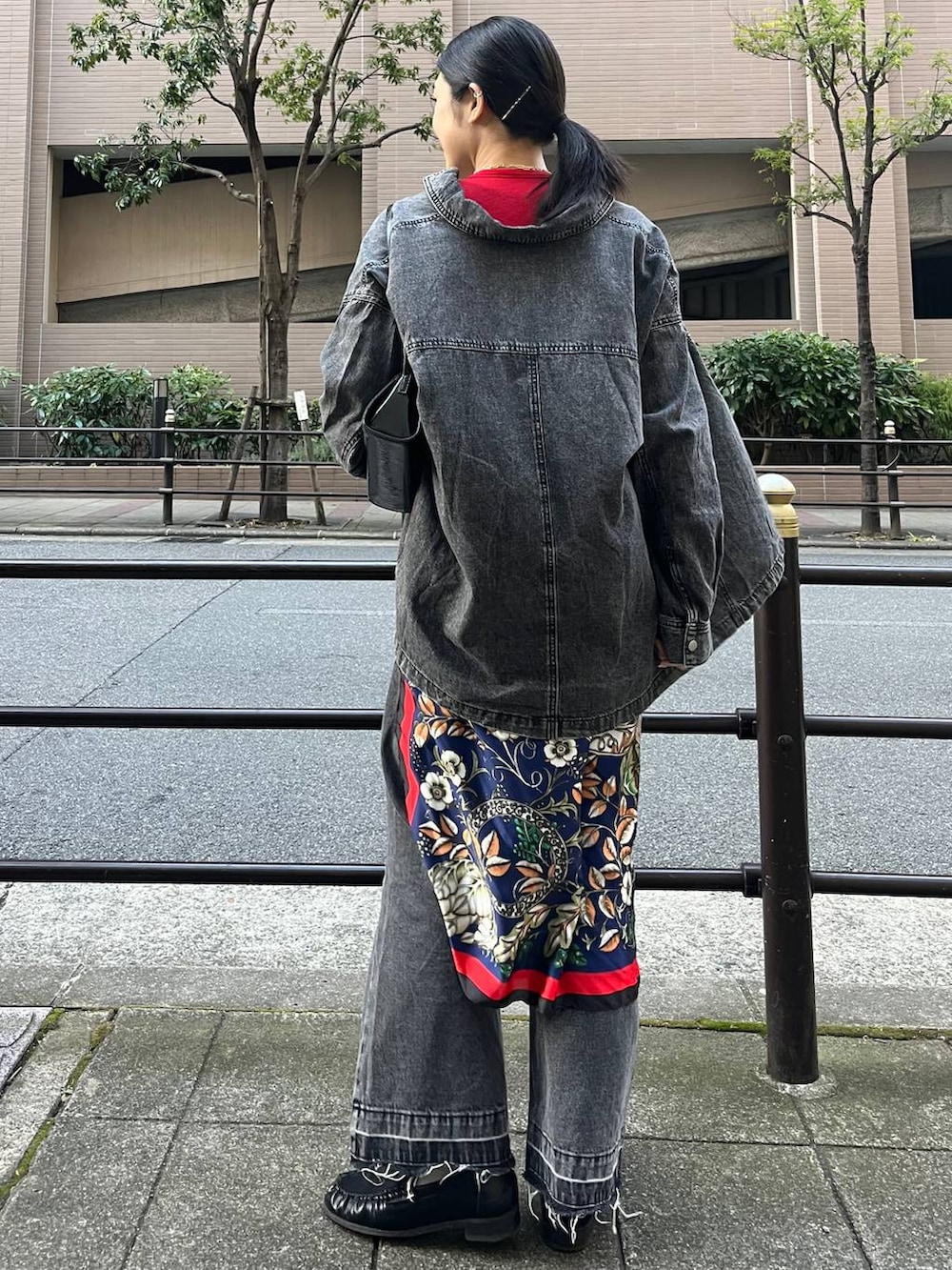 ブラック系のローファー、レッド系のTシャツ/カットソー、ブラック系のショルダーバッグを着用したレディースの冬コーディネートの5枚目の写真