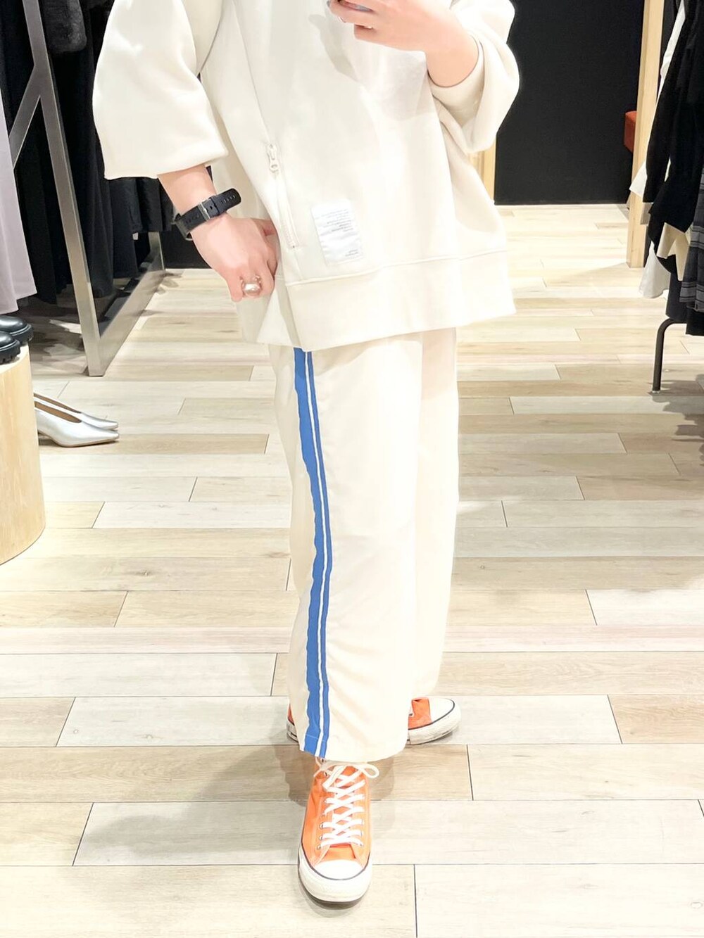 ホワイト系のTシャツ/カットソー、ブラック系のTシャツ/カットソー、ホワイト系のスカートを着用したレディースの冬コーディネートの6枚目の写真