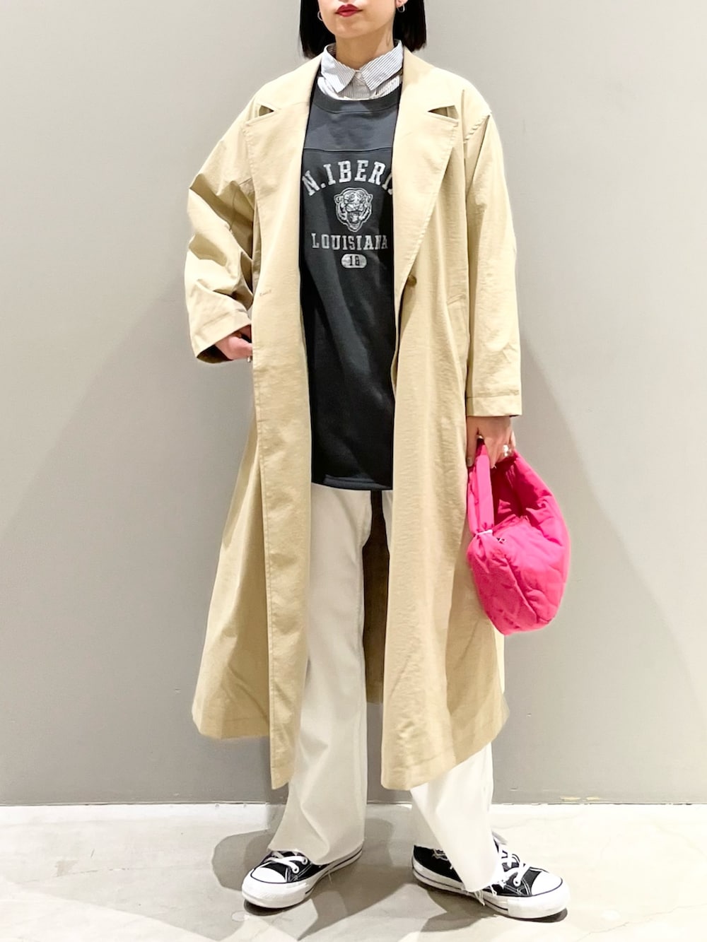 グレー系のTシャツ/カットソー、ピンク系のショルダーバッグ、ブラック系のスニーカーを着用したレディースの春コーディネートの4枚目の写真