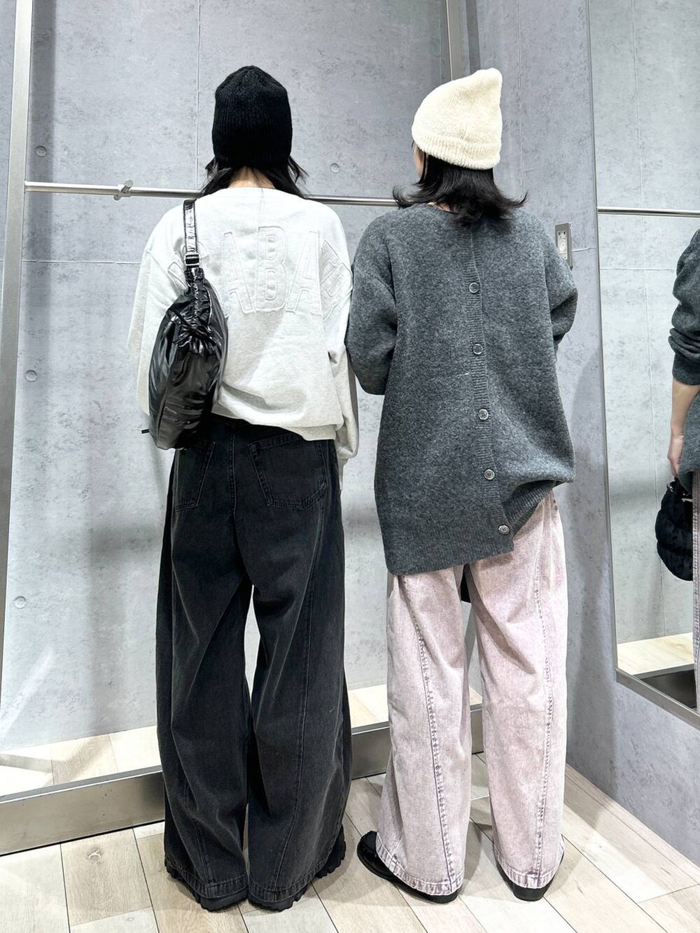 ブラック系のショルダーバッグ、ブラック系のショルダーバッグ、ブラック系のデニムパンツを着用したレディースの冬コーディネートの4枚目の写真