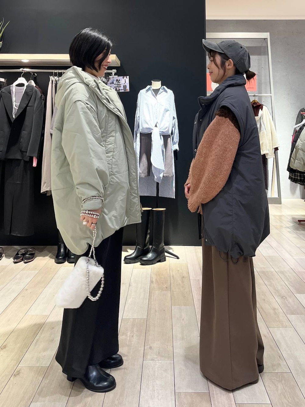 ブラック系のスカート、グレー系のその他アウター、グリーン系のその他アウターを着用したレディースの秋コーディネートの5枚目の写真