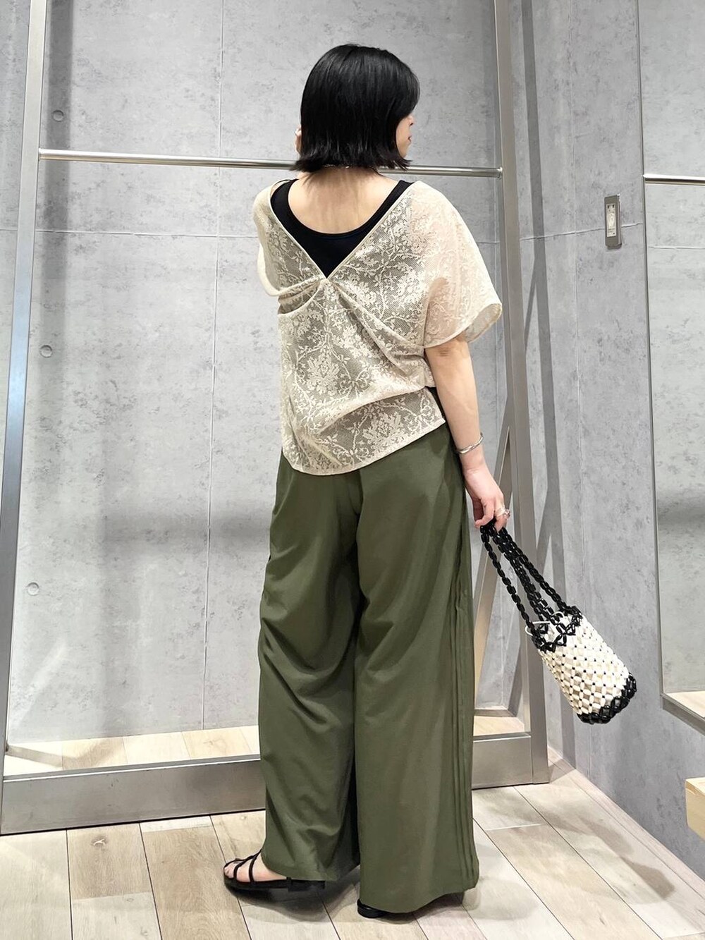 ブラック系のタンクトップ、ブラック系のサンダル、グリーン系のその他パンツを着用したレディースの夏コーディネートの4枚目の写真