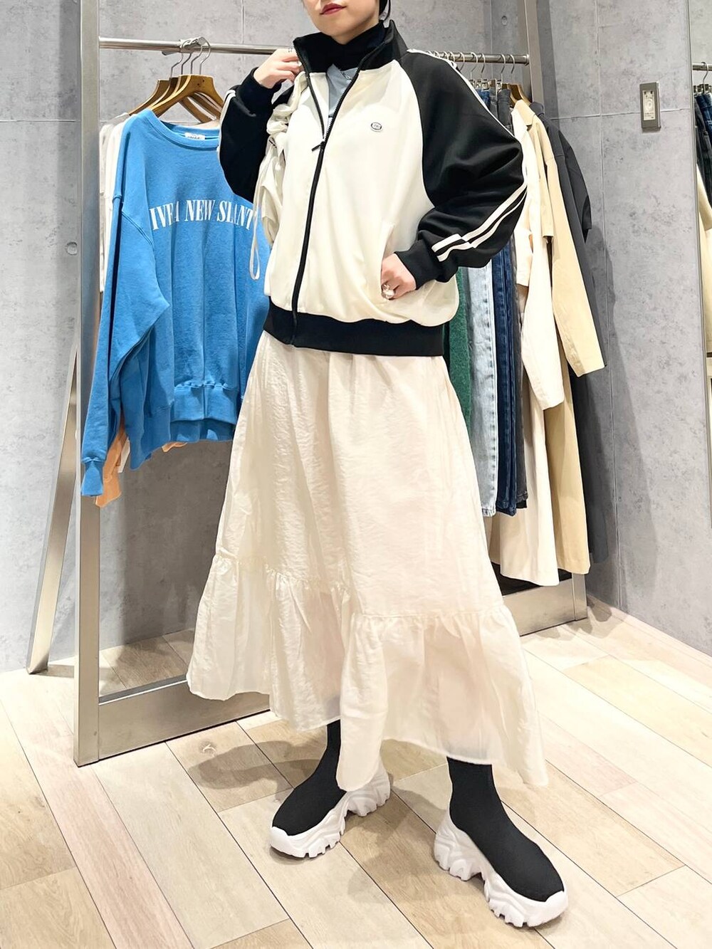 ホワイト系のスカート、ブラック系のブーツ、ブルー系のTシャツ/カットソーを着用したレディースの冬コーディネートの8枚目の写真