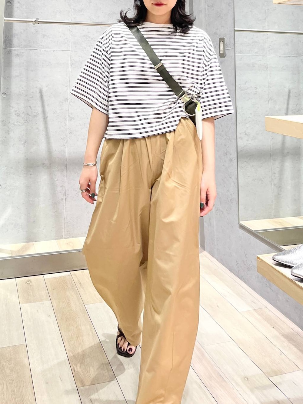 「カジュアル、モード、ベーシック/シンプル、デート/ロマンティック、楽ちんコーデ、春コーデ、女子会、きれいめカジュアル_LEPSIM、LEPSIM、おでかけ、シンプルコーデ、春色、夏コーデ、Tシャツ、パンツ」｜「LEPSIMの【NEW ERA】920コットンFLAX　253247（キャップ、ブルー系）」を使った、エムアイさん（レディース・162cm）の春コーディネートの2枚目の写真