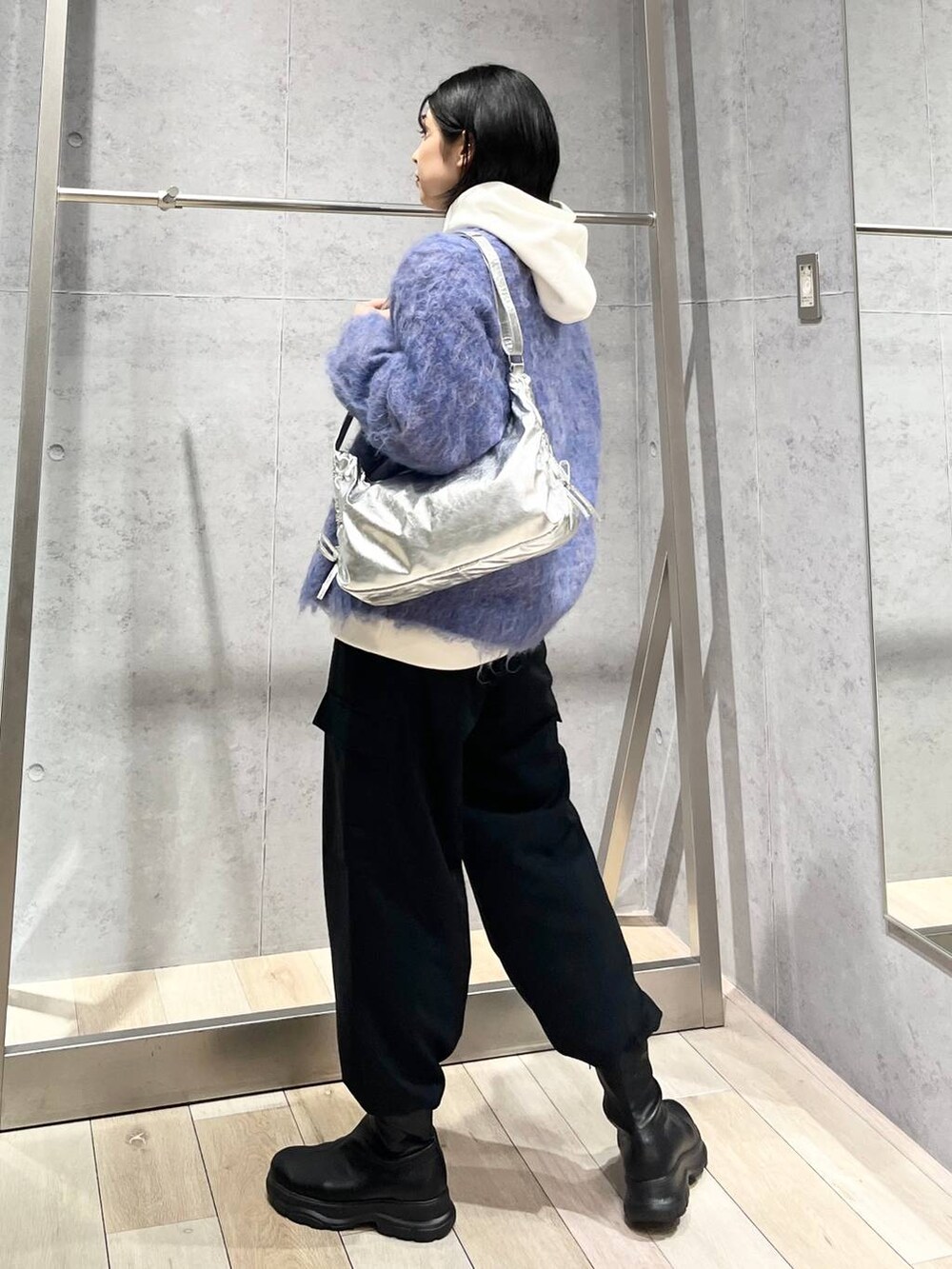 ブルー系のカーディガン/ボレロ、ブラック系のブーツ、ブラック系のその他パンツを着用したレディースの秋コーディネートの5枚目の写真