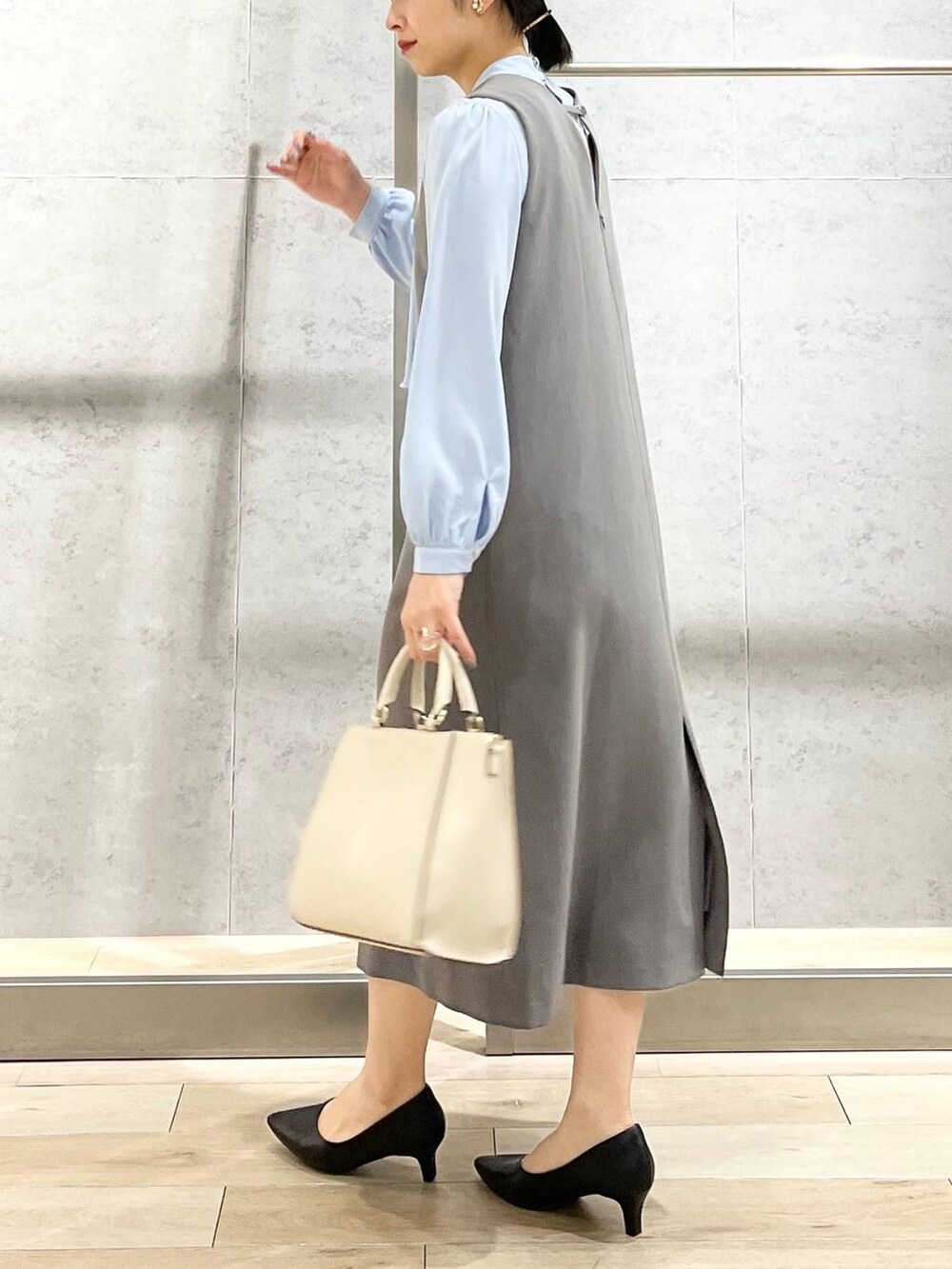 ブルー系のシャツ/ブラウス、ホワイト系のショルダーバッグ、ブラック系のパンプスを着用したレディースの冬コーディネートの8枚目の写真