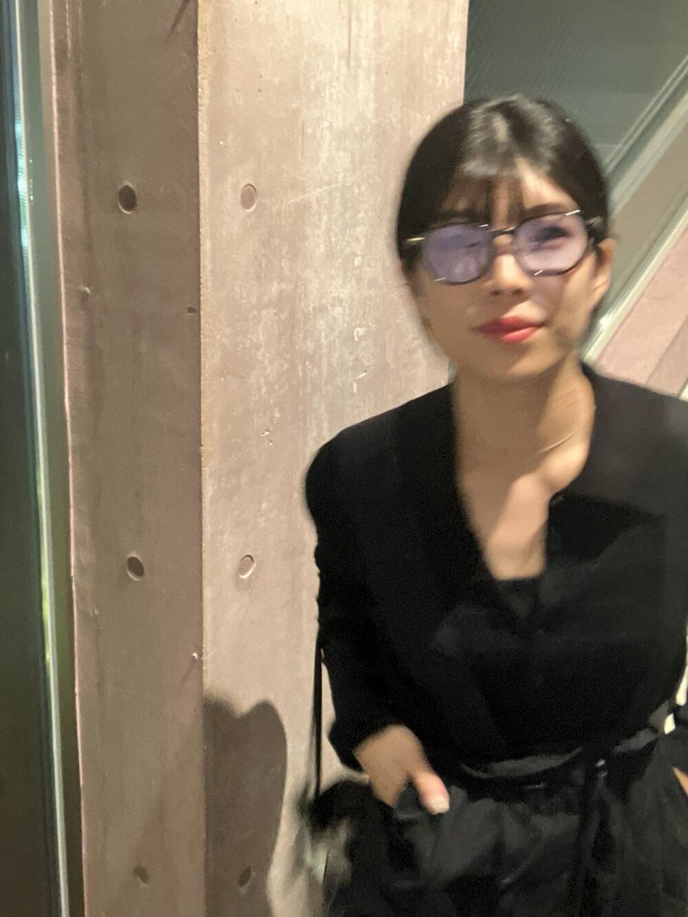 ブラック系のニット/セーター、ブラック系のその他パンツを着用したレディースの秋コーディネートの3枚目の写真