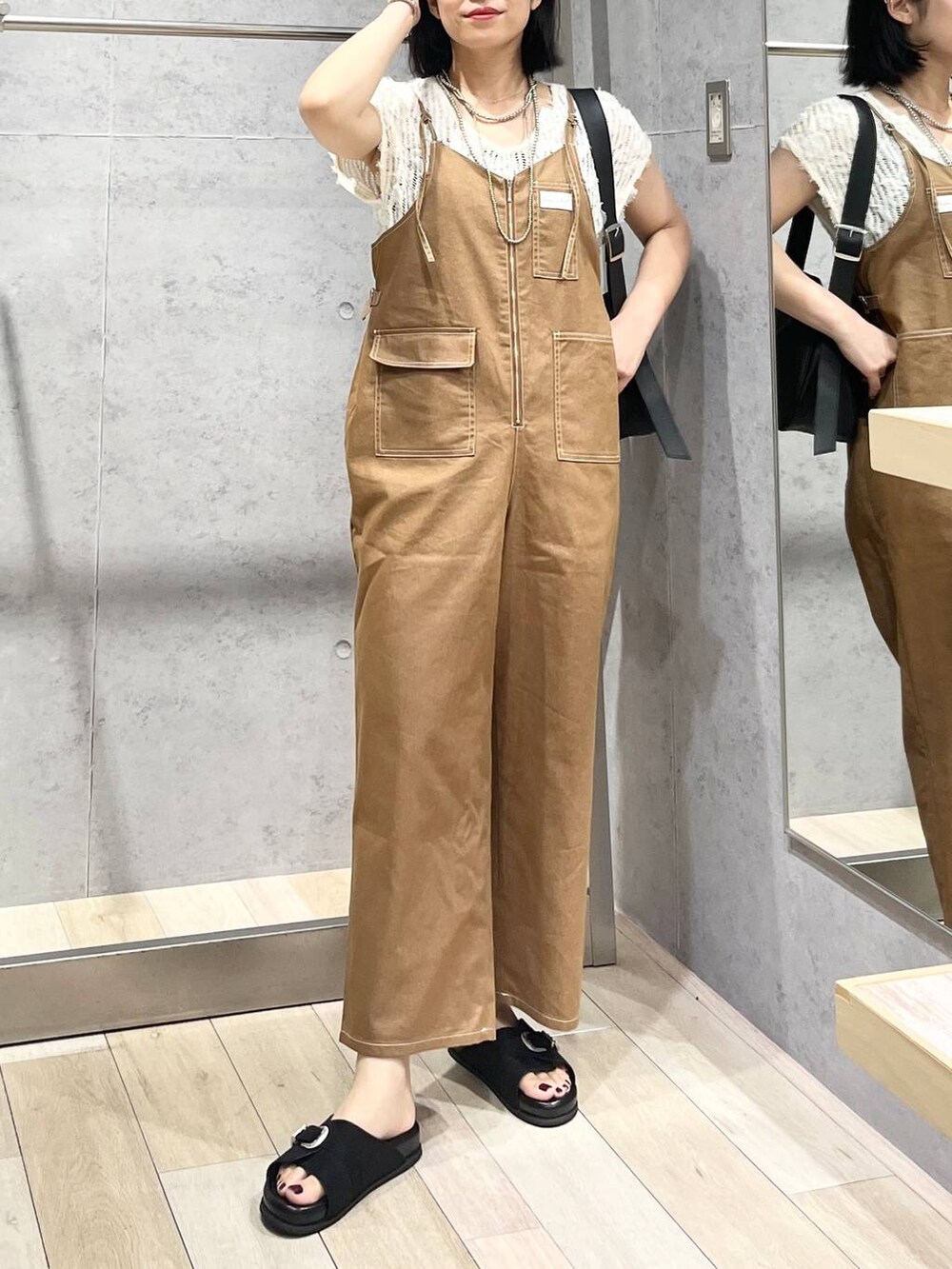 ブラック系のサンダル、ホワイト系のその他トップス、ブラック系のショルダーバッグを着用したレディースの夏コーディネートの4枚目の写真