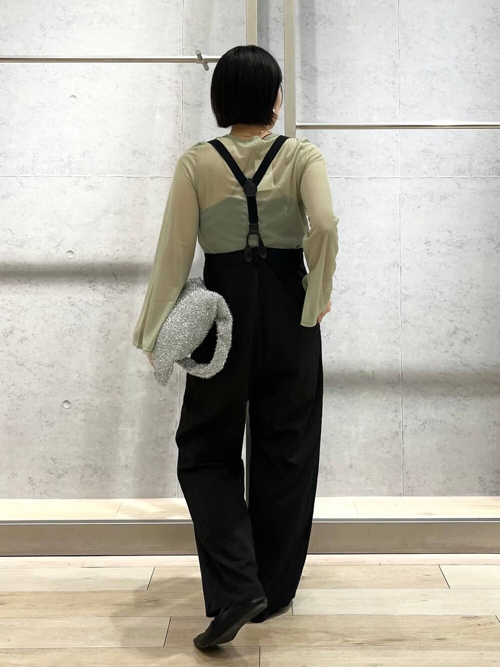 ブラック系のキャミソール、ブラック系のローファー、ブラック系のその他パンツを着用したレディースの秋コーディネートの4枚目の写真