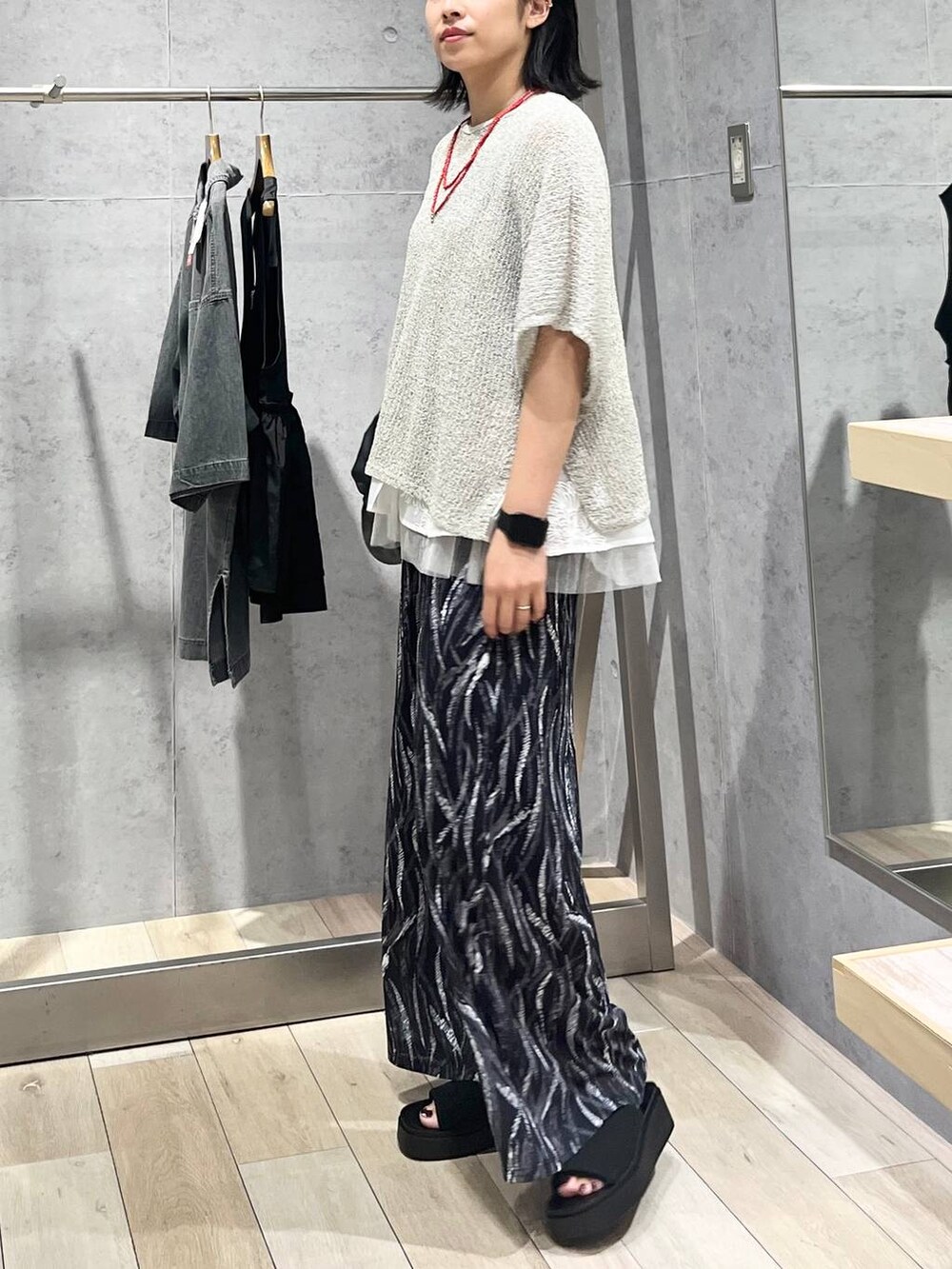 ブラック系のその他パンツ、ベージュ系のニット/セーター、ブラック系のサンダルを着用したレディースの夏コーディネートの2枚目の写真