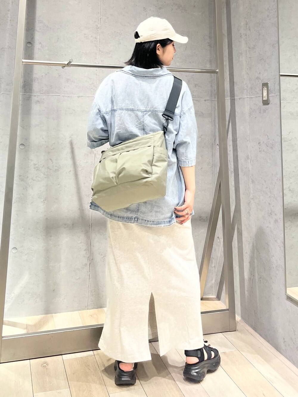 ブルー系のシャツ/ブラウス、ブラック系のサンダル、グリーン系のショルダーバッグを着用したレディースの夏コーディネートの6枚目の写真