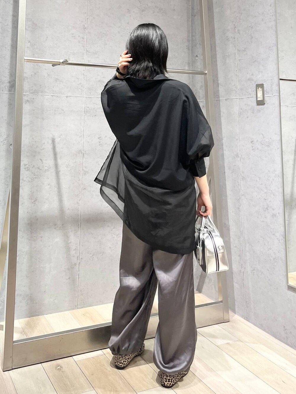 グレー系のその他パンツ、シルバー系のボストンバッグ、その他のバレエシューズを着用したレディースの秋コーディネートの6枚目の写真