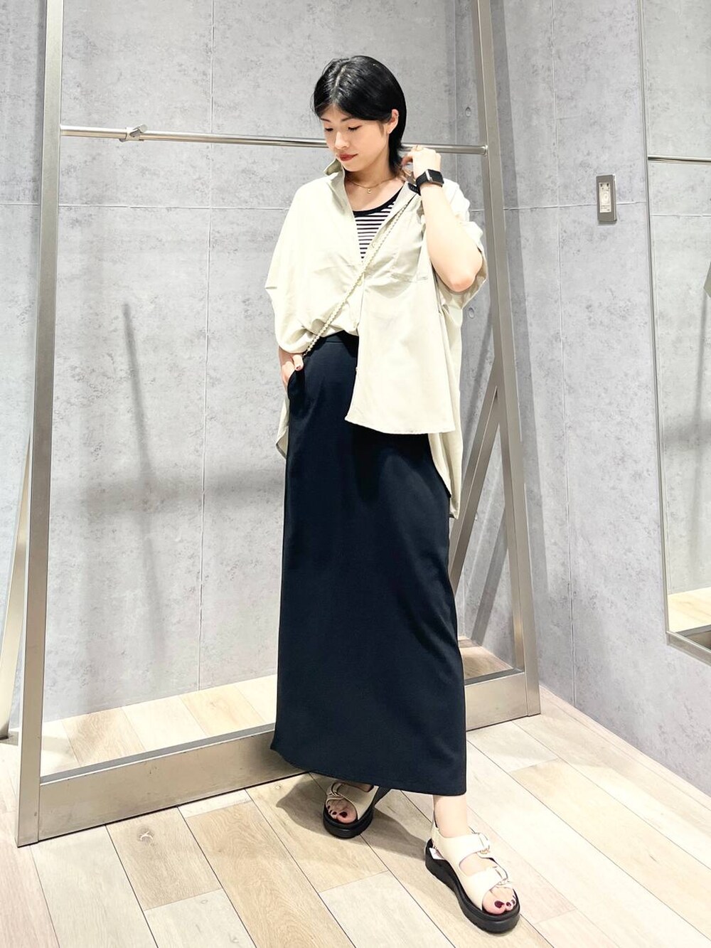 「シャツ、カジュアル、モード、ベーシック/シンプル、デート/ロマンティック、楽ちんコーデ、女子会、きれいめカジュアル_LEPSIM、LEPSIM、シャツスタイル、タンクトップ、スカート、ロングスカート、サンダル、ネックレス」｜「LEPSIMの【WEB限定カラーあり】ポンチナロースカート　109542（スカート、ブラック系）」を使った、エムアイさん（レディース・162cm）の春コーディネートの2枚目の写真