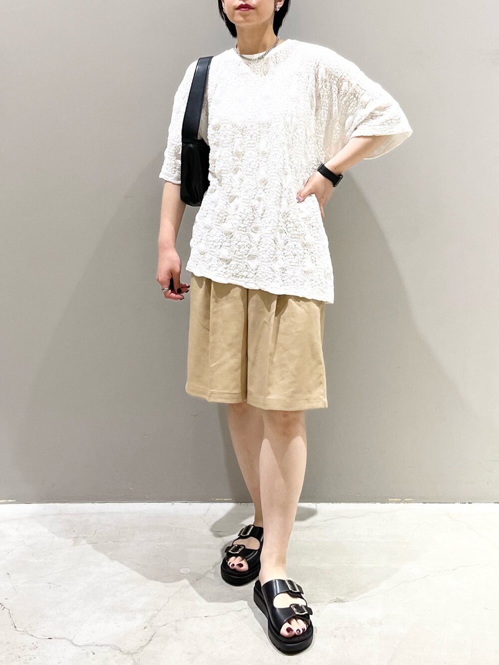 ベージュ系のその他パンツ、ブラック系のサンダル、ブラック系のショルダーバッグを着用したレディースの夏コーディネートの5枚目の写真