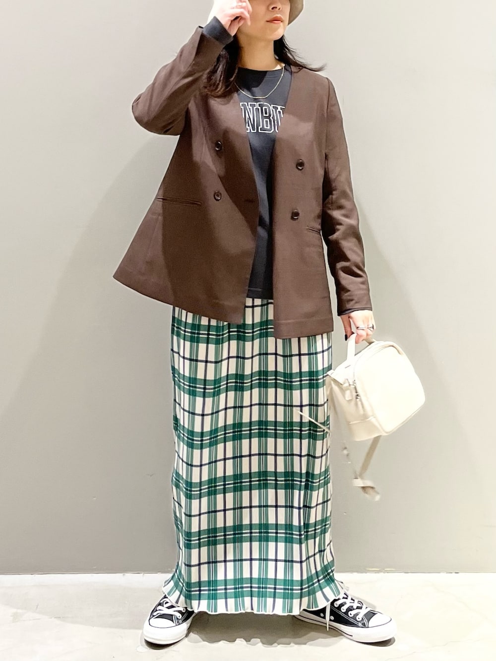 ブラウン系のノーカラージャケット、グレー系のTシャツ/カットソー、ブラック系のスニーカーを着用したレディースの秋コーディネートの3枚目の写真